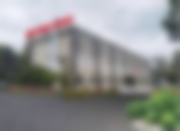 市场价优惠活动:种植牙原价12800元-优惠价8800元